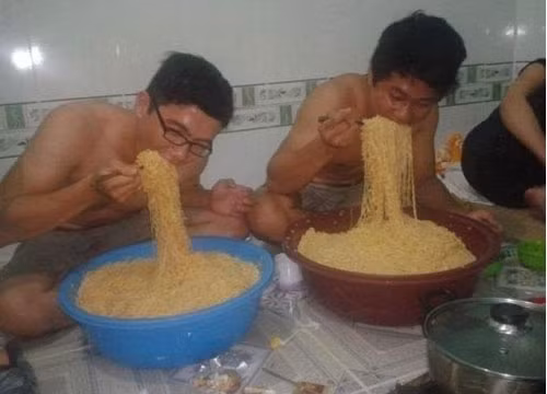 Mì tôm món ăn khá phổ biến với người dân Việt Nam nói chung và các bạn sinh viên nói riêng. Việc ăn mì trở nên khá phổ biến tuy nhiên để tạo ra sự khác lạ những dân mạng đã biến tấu ra những công cụ đặc biệt để thưởng thức món ăn này.