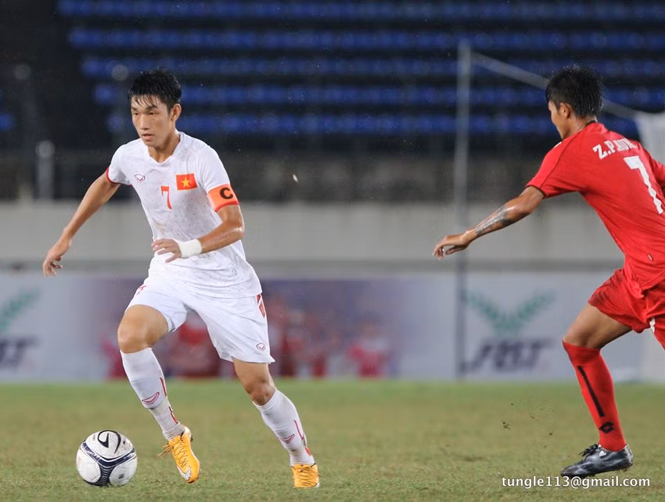 Nhưng chỉ một thời gian ngắn sau đó, phát hiện ra khả năng quan sát và tố chất thủ lĩnh tiềm tàng, HLV Hải Biên đã quyết định kéo cậu học trò cưng về giữa sân chơi ở vị trí khác là tiền vệ trung tâm để thu hồi bóng và tổ chức những đường phát động tấn công. Ảnh: Tùng Lê.