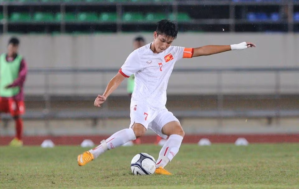 Trong hành trình tạo nên kỳ tích lần đầu được dự U20 World Cup của ĐT U19 Việt Nam, nếu không nhắc đến trung vệ Nguyễn Trọng Đại thì quả là một điều thiếu sót. Cầu thủ của lò đào tạo Viettel này chính là quân bài để dành của HLV lão làng Hoàng Anh Tuấn cho U19 Việt Nam tham dự VCK U19 châu Á. Ảnh: Tùng Lê.