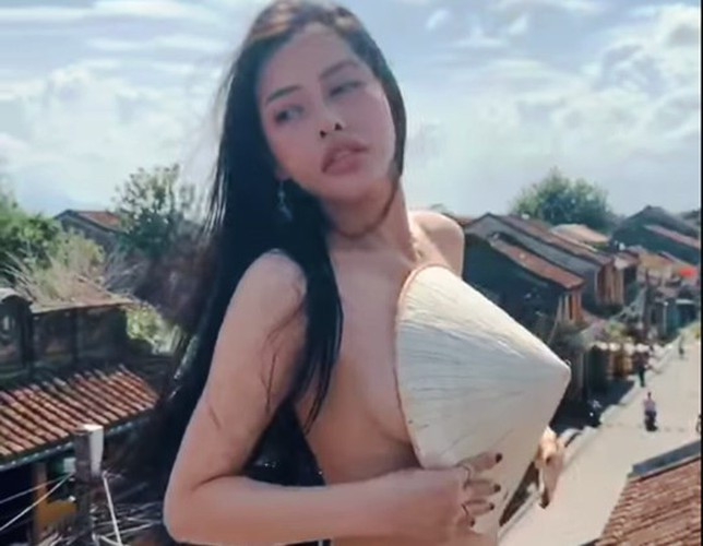 Thieu nu nguc tran chup anh o Hoi An bat ngo xin loi