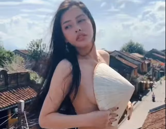 Thieu nu nguc tran chup anh o Hoi An bat ngo xin loi