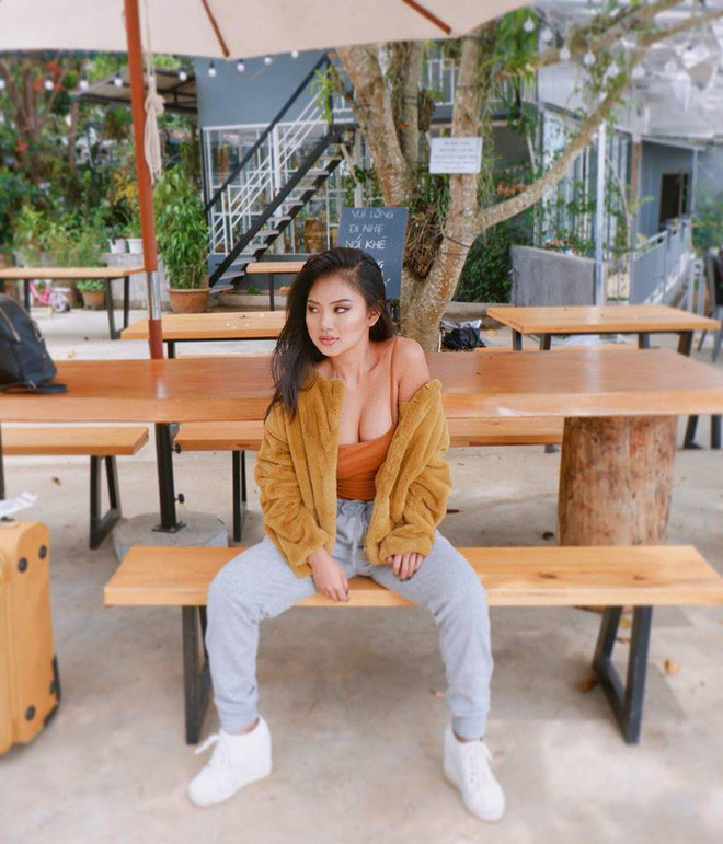 Cách đây vài năm, có thể gọi sự thay đổi ngoại hình của Phương Thảo là một màn "lột xác" ngoạn mục và đi trước thời đại, bởi lẽ khi ấy, tiêu chuẩn vẻ đẹp các cô gái vẫn là: da trắng, môi đỏ, thân mình mảnh mai.