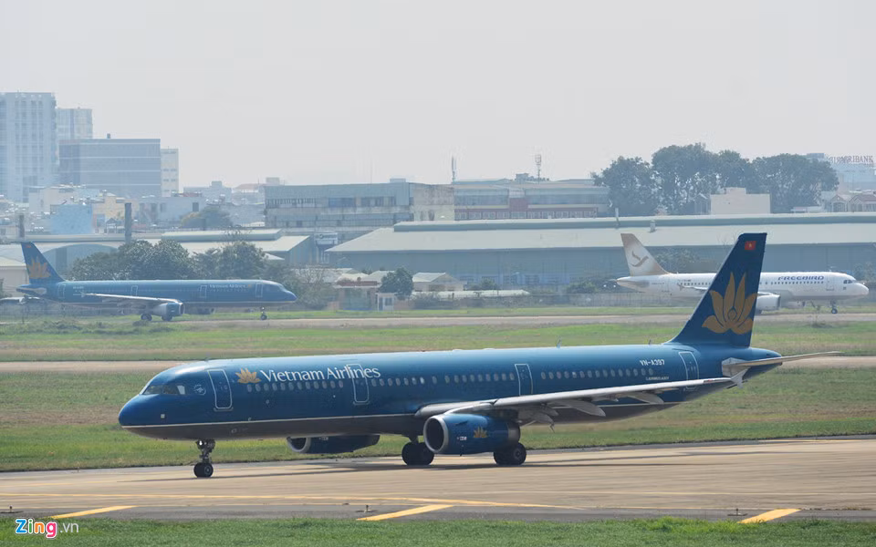 Hiện, Cảng hàng không quốc tế Tân Sơn Nhất có 4 hãng hàng không nội địa khai thác các đường bay trong và ngoài nước và 43 hãng hàng không quốc tế hoạt động, bao gồm các hãng chuyên chở hành khách và các hãng vận chuyển hàng hóa.