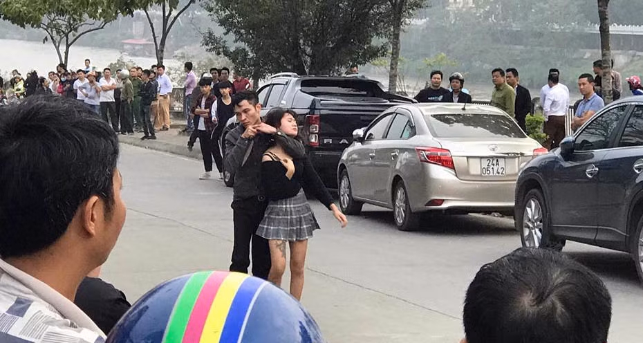 Đối tượng đã dùng dao khống chế nạn nhân