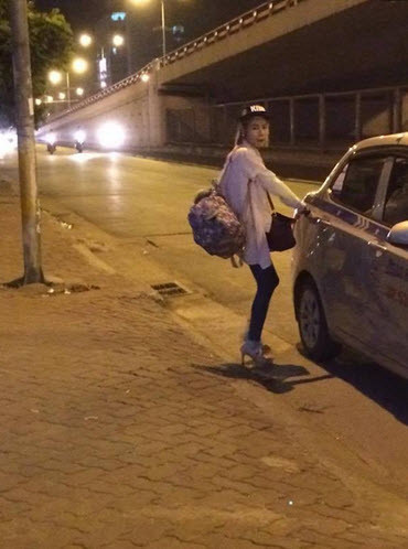 Mới đây, hot girl thị phi Bella lại tiếp tục gây chấn động với màn quỵt 400 ngàn đồng tiền taxi. Cụ thể trong đoạn clip, người lái taxi ngơ ngác vì không hiểu chuyện gì xảy ra khi cô gái tên Bella này đi cả quãng đường nhưng không chịu trả tiền.