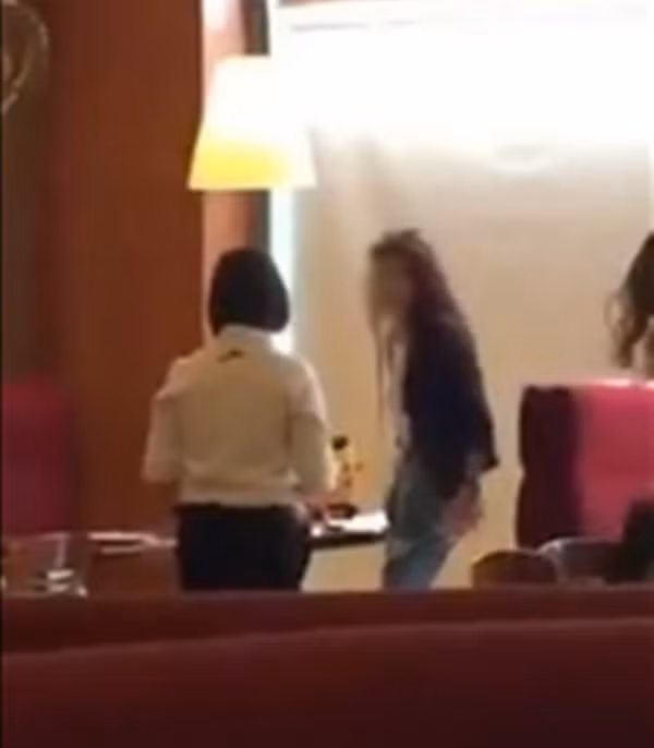 Vào đầu tháng 9/2015, cô gái tên Bella đã tiếp tục "làm trò" để quỵt tiền tại một quán cafe tại Hà Nội. Khi nhân viên bê đồ ăn tới thì "hot girl" này làm ầm lên và quát: "Sao chị nhìn vào điện thoại của tôi , tôi đang làm nhạc, việc quốc gia đại sự".