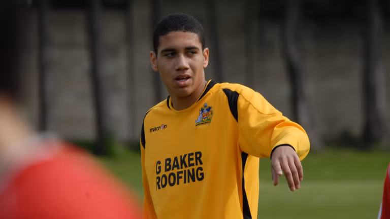 Chris Smalling là chốt chặn quan trọng trong hàng phòng ngự của Man United. Cầu thủ 26 tuổi là cái tên thường xuyên có mặt trong đội hình xuất phát của Manchester United và tuyển Anh thế nhưng ít người biết rằng, Smalling từng phải thi đấu cho Maidstone United và sau đó là Fulham.