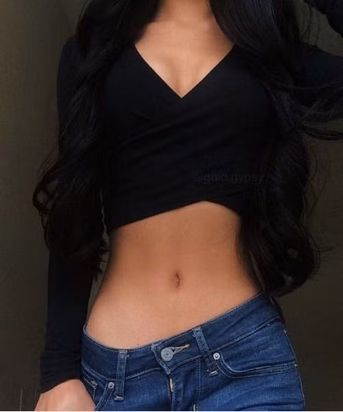 Có người nói, Ravadee có vòng eo nhỏ đến khó tin và dường như cô cũng rất tự hào về bộ phận này khi Instagram tràn ngập ảnh khoe eo thon gọn.