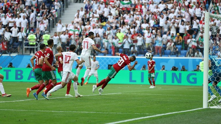 Pha phản lưới nhà của Bouhaddouz đã khiến Maroc ôm hận tại trận đấu đầu tiên của World Cup.