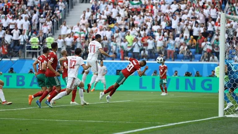 Pha phản lưới nhà của Bouhaddouz đã khiến Maroc ôm hận tại trận đấu đầu tiên của World Cup.
