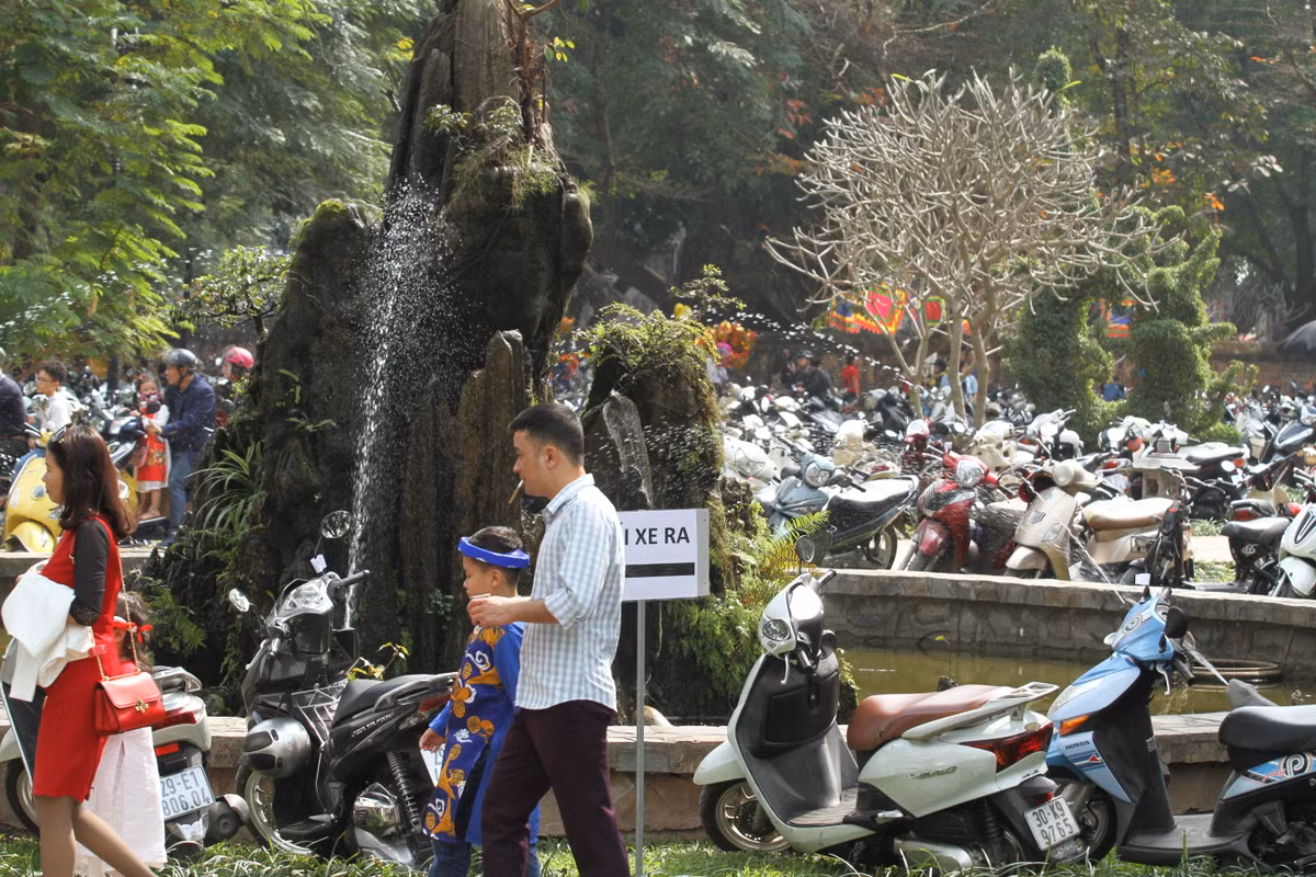 Bên trong bãi gửi xe khu vực Văn Miếu - Quốc Tử Giám.