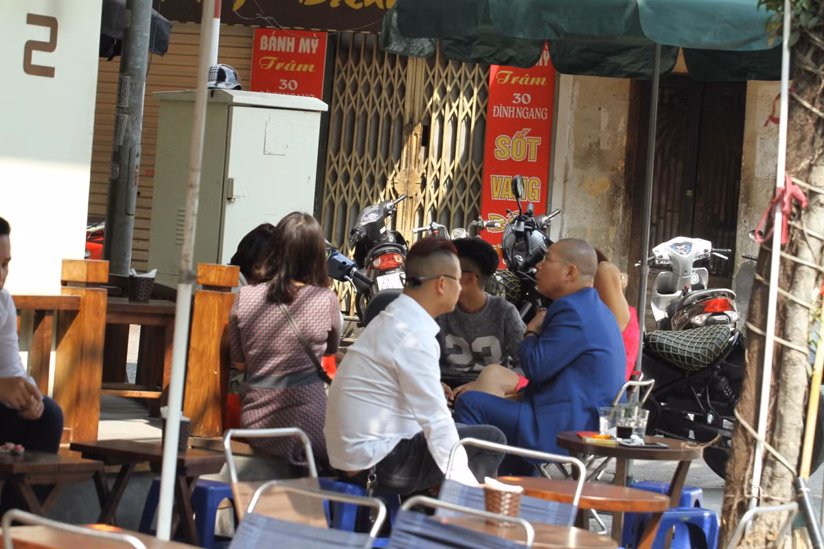 Cuộc sống dường như đã trở lại bình thường với người dân Hà Nội ngay từ mùng 1 Tết Kỷ Hợi.