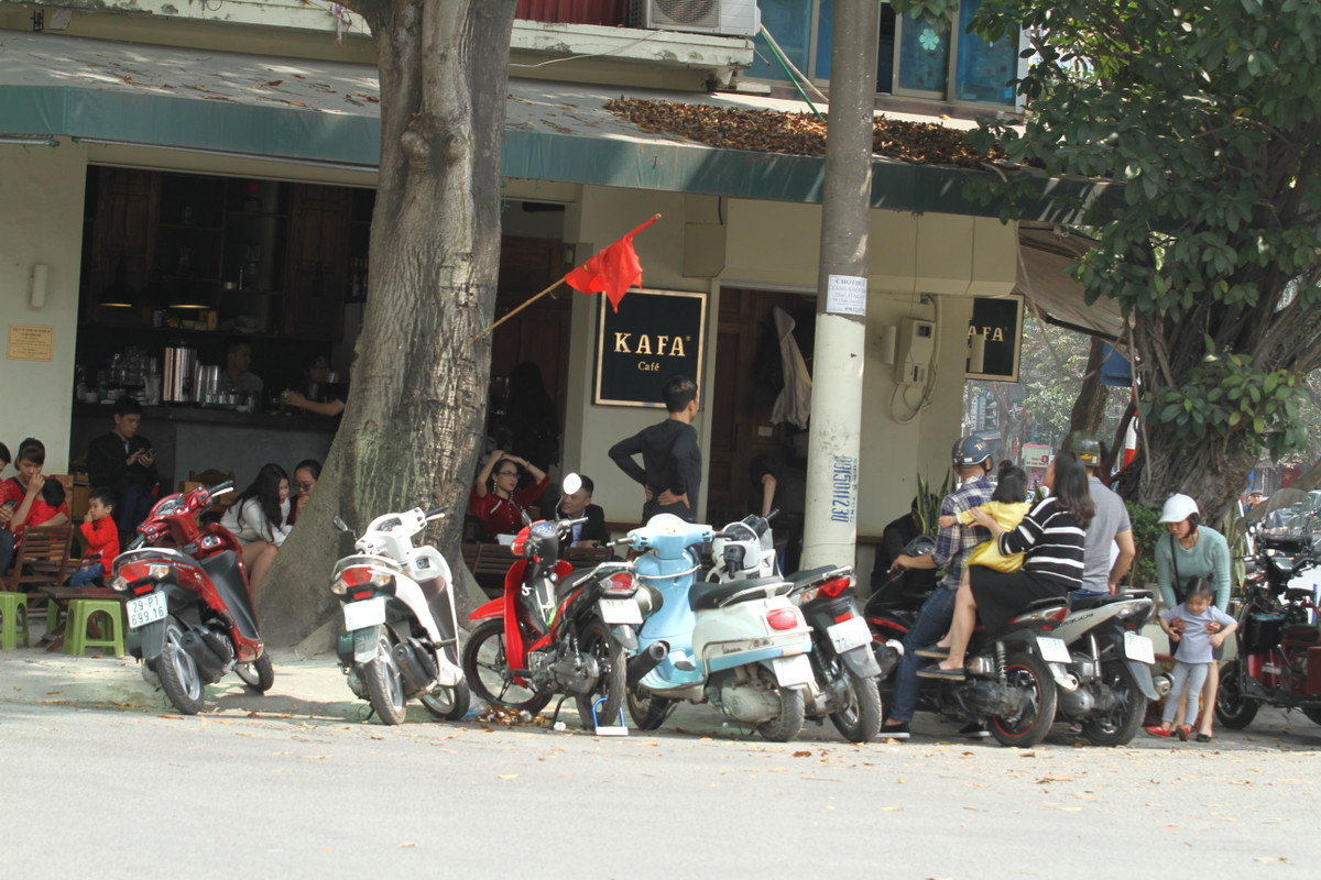 Một hàng cafe tại ngã tư Cửa Nam mở cửa xuyên Tết phục vụ người dân đi chơi Tết và gặp gỡ bạn bè.