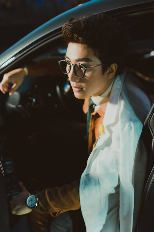 Khi trong áo blouse trắng, nhìn Vũ Quang vô cùng dịu dàng và nghiêm túc. Trong trang phục đời thường, anh lại chọn cho mình phong cách lịch lãm và chỉnh chu.