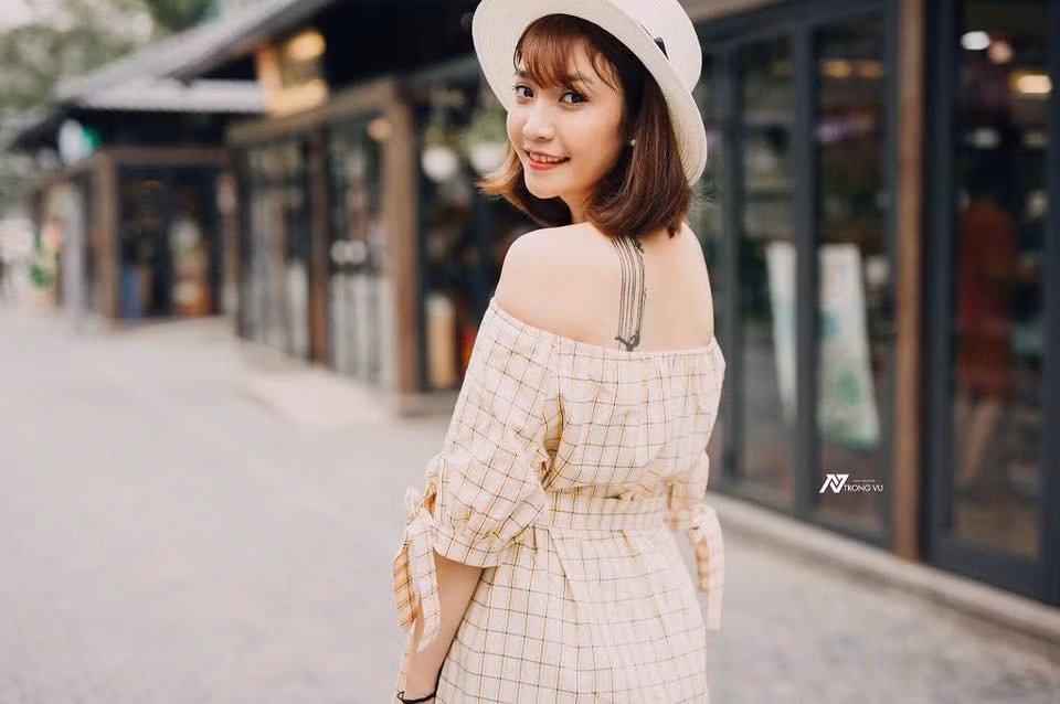 Đến với phố sách, bạn sẽ được hòa mình vào 1 không gian yên tĩnh, đẹp đẽ và đương nhiên không thể thiếu những cuốn sách đủ thể loại - là thứ làm nên con phố độc đáo này.