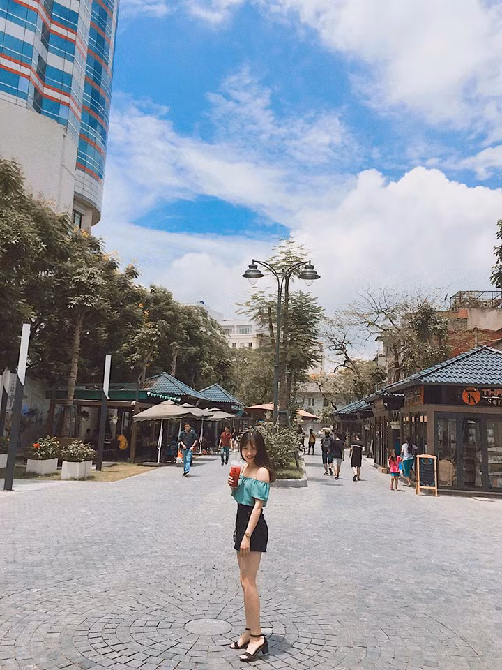 Tuy chỉ dài gần 200m nhưng phố sách vô cùng thoáng đãng, rộng rãi với 16 "căn nhà" riêng của 16 nhà xuất bản được thiết kế, xây dựng hài hòa với cảnh quan trong khu vực.