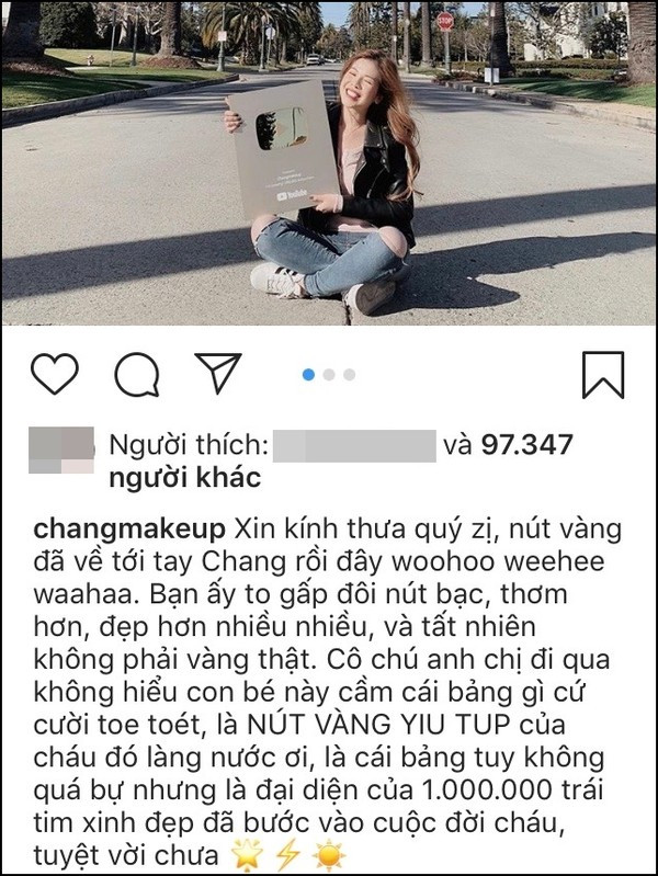 Trên Instaram Changmakeup hào hứng: "Nút vàng đã về tới tay Trang rồi đây, to gấp đôi nút bạc, thơm hơn, đẹp hơn rất nhiều. Cô chú anh chị đi qua không hiểu con bé này cầm bảng gì cứ cười toe toét, là nút vàng Youtube đại diện cho 1 triệu trái tim xinh đẹp đã bước vào cuộc đời tôi".