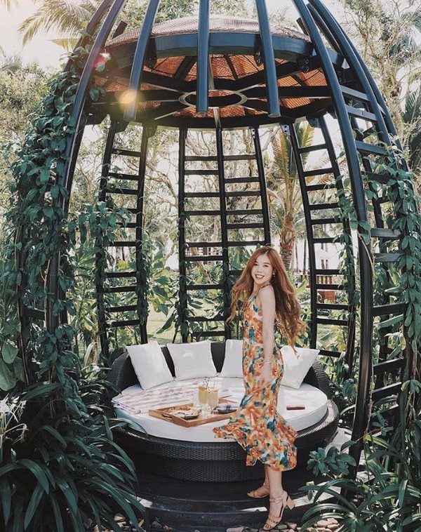 Như vậy, Changmakeup đã chính thức trở thành nữ blogger beauty đầu tiên tại Việt Nam nhận được nút vàng. Được biết, hiện tại ở Việt Nam đã có hơn 71 nút Play mạ vàng được trao, chủ yếu là cho những cái tên hoạt động ở các lĩnh vực có tầm ảnh hưởng nhất định đến mạng xã hội.