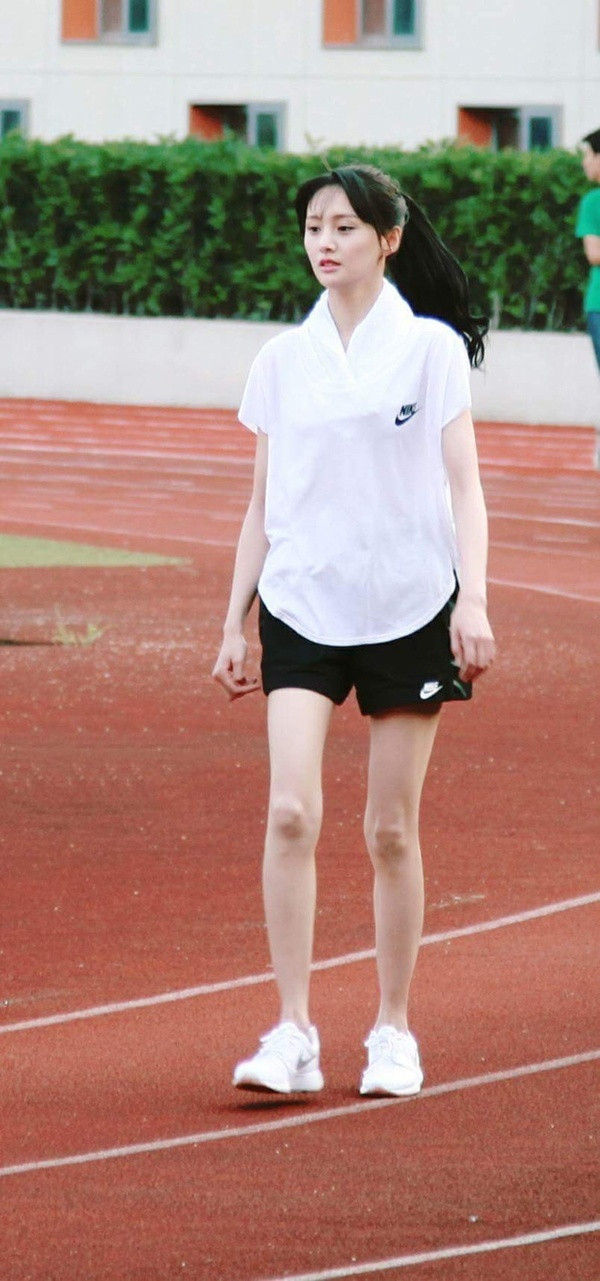 Hai nguoi dep Hoa ngu thang hang phong cach chi nho... tang can-Hinh-2