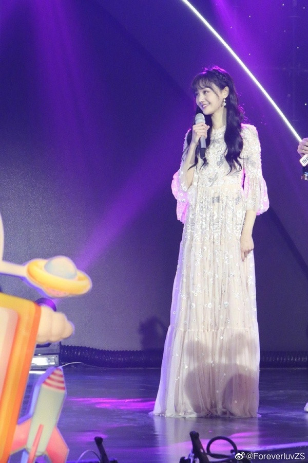 Hai nguoi dep Hoa ngu thang hang phong cach chi nho... tang can-Hinh-5