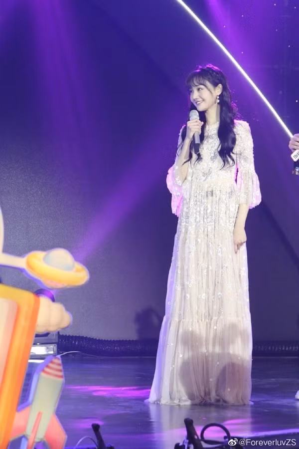 Hai nguoi dep Hoa ngu thang hang phong cach chi nho... tang can-Hinh-5