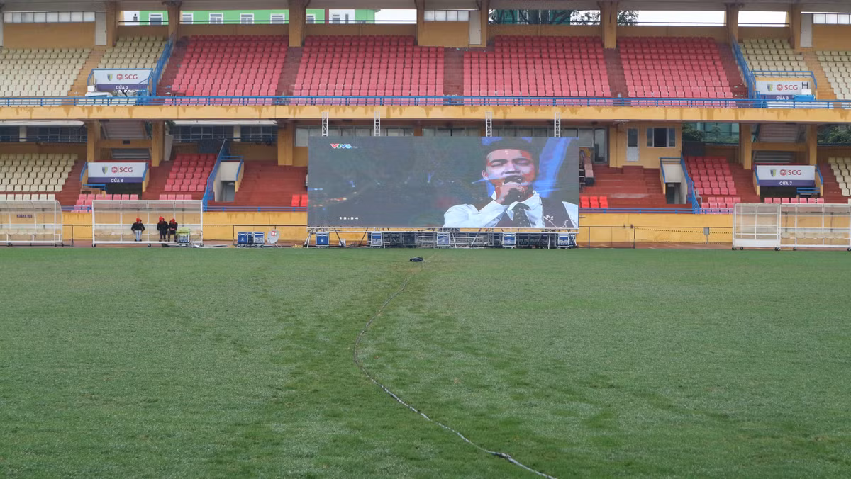 Một màn hình lớn được Hội CĐV VFS Việt Nam tại Hà Nội chuẩn bị để cổ vũ U23 Việt Nam.