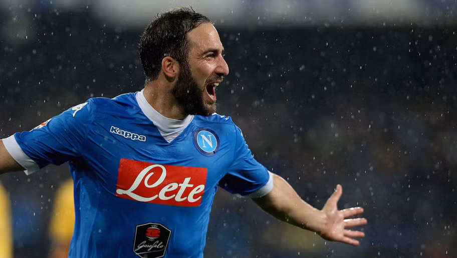 Ít ai biết rằng, Higuain lại sinh ra ở miền Tây bắc nước Pháp. Nhưng cũng giống cha mình, tiền đạo này đã đi theo tiếng gọi của Argentina và chính thức lên tuyển vào năm 2009.