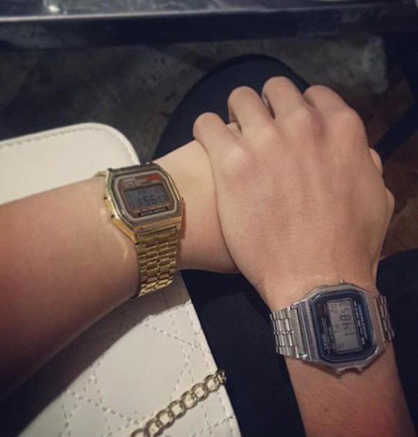Hồi yêu nhau thì mua đồng hồ đôi. Giờ chia tay rồi, đồng hồ đứa nào đứa ấy đeo. Đẹp thế này ai nỡ vứt đi.