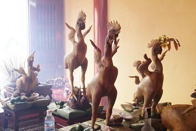 Rằm tháng Giêng, là một trong những ngày lễ quan trọng nhất dịp đầu năm, thời điểm này rất nhiều gia đình đã rục rịch chuẩn bị cho mâm cỗ cúng, và gà đương nhiên là món không thể thiếu nhưng tạo hình sao cho ấn tượng thì không phải ai cũng biết.