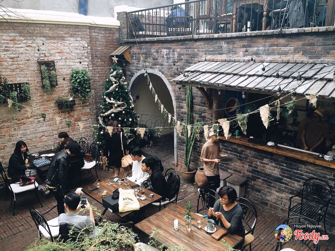 Những ngày Giáng Sinh, Xofa Cafe được trang hoàng lộng lẫy hơn bao giờ hết với cây thông to trang trí, những bông tuyết ánh đèn giăng khắp nơi. Trang phục của các bạn nhân viên cũng được thêm thắt thêm với những chiếc mũ noel rực rỡ.