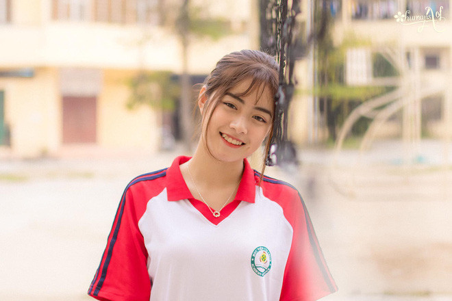 "Mẫu ảnh đôi khi phải chấp nhận hỏng tóc vì lạm dụng việc uốn, ép bằng điện, sạm da vì thường xuyên make up. Rồi phải đầu tư tiền bạc và thời gian để chăm sóc vẻ ngoài nhiều hơn. Chưa kể nhiều khi mẫu phải đứng dưới cái nắng gay gắt trong nửa ngày hoặc cả ngày. Một buổi làm việc cũng vất vả lắm chứ không nhàn như mọi người nghĩ" - nữ sinh Học viện Tài chính chia sẻ.