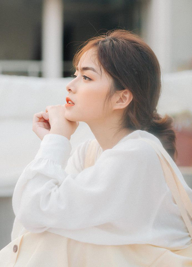 Theo trí nhớ của nhiều người, Hạnh Lê để lại ấn tượng trong những bộ ảnh lookbook thời trang , tài khoản của nữ sinh 9X Học viện Tài chính này cùng thu hút hơn 10 nghìn người theo dõi.