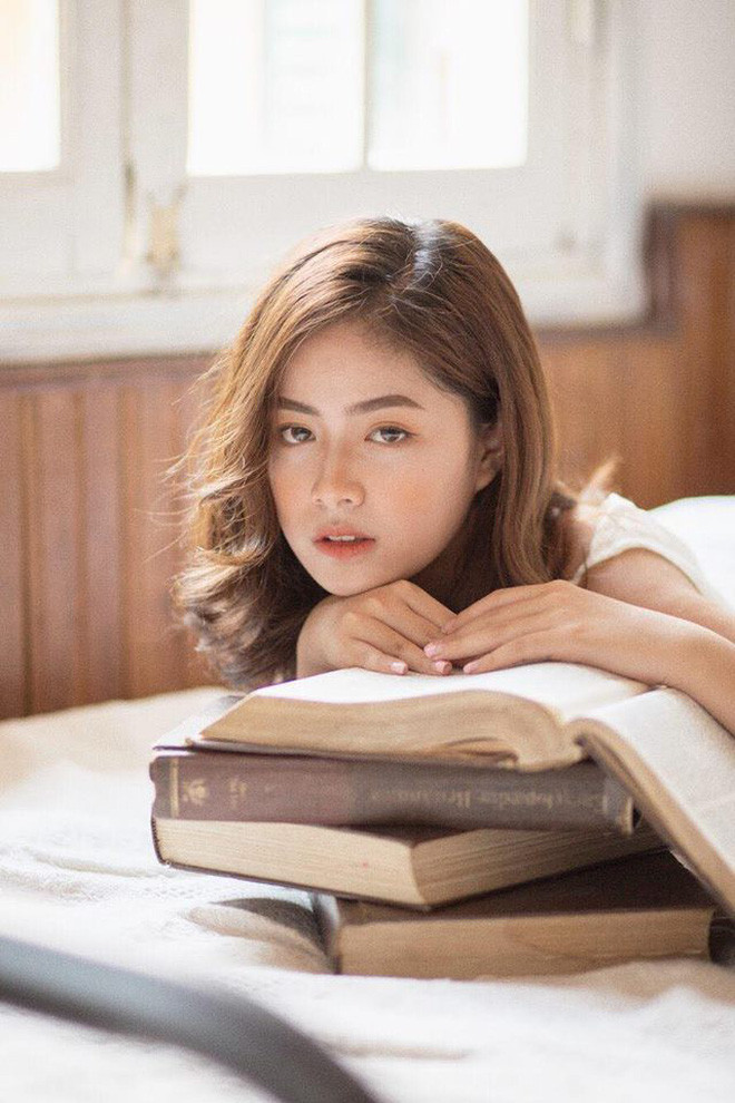 Ngoài giờ học, cô làm mẫu ảnh cho nhiều shop thời trang ở Hà Nội. Vì thích chụp ảnh, cô gái Hải Phòng đi theo nhiều ekip chụp hình rồi may mắn được mọi người mời về làm mẫu thử.