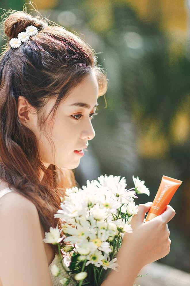 Truy tìm theo dấu vết để lại, nữ chính trong loạt ảnh gây xôn xao trên mạng xã hội không phải là gương mặt mới, đó là Hạnh Lê - nữ sinh Học viện Tài chính.