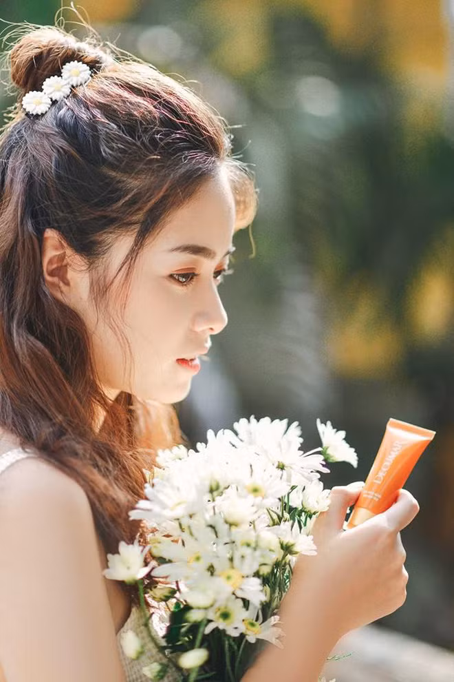 Truy tìm theo dấu vết để lại, nữ chính trong loạt ảnh gây xôn xao trên mạng xã hội không phải là gương mặt mới, đó là Hạnh Lê - nữ sinh Học viện Tài chính.