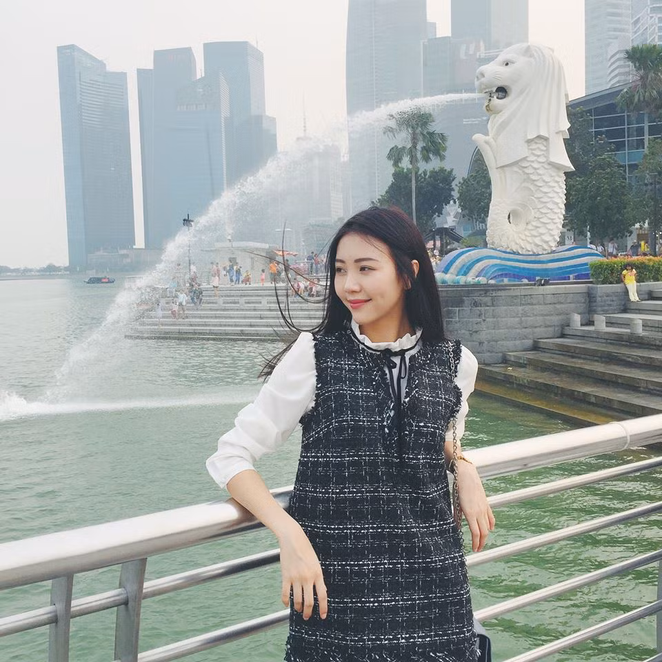 Trước đây, từng xuất hiện với vai trò cổ động viên trong vòng chung kết World Cup 2014 trên sóng truyền hình. Sau đó, cô hot girl sinh năm 1992 này càng nổi tiếng hơn khi đóng chung MV "Chắc ai đó sẽ về" cùng với hiện tượng của làng showbiz Việt là Sơn Tùng MTP.