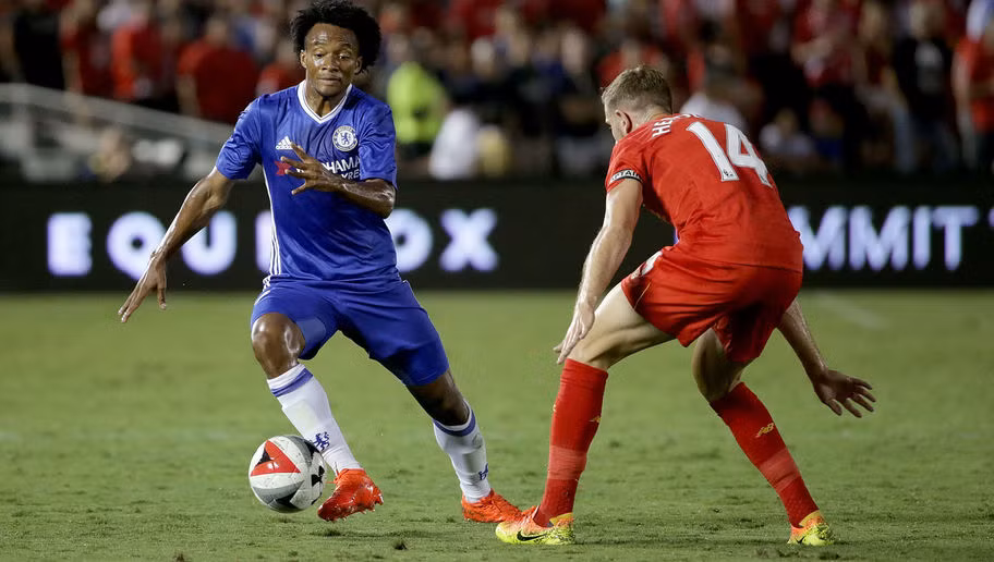 Dù không thi đấu tại Chelsea sau bản hợp đồng cho Juventus mượn, thế nhưng Juan Cuadrado (xanh) vẫn được The Blues chi trả số tiền 90.000 bảng/ tuần cho mình.
