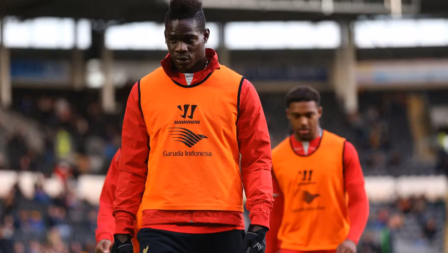 Mario Balotelli được coi là một của nợ của bóng đá thế giới, không đội bóng nào sẵn sàng dang rộng vòng tay để đưa anh về. Việc này dẫn đến CLB chủ quản của anh là Liverpool vẫn đều đặn phải chi số tiền 110.000 bảng để trả lương cho anh.