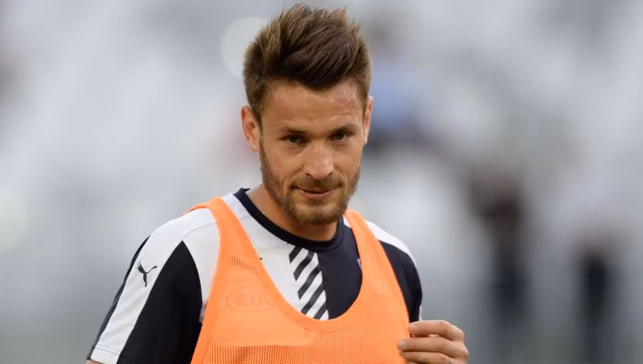 Khẳng định được tên tuổi qua thời gian dài thi đấu tại giải Ngoại hạng Anh trong màu áo của Newcastle, nhưng khi cập bến Arsenal, trung vệ Mathieu Debuchy luôn phải làm bạn với băng ghế dự bị và nhận được mức lương là 70.000 bảng.