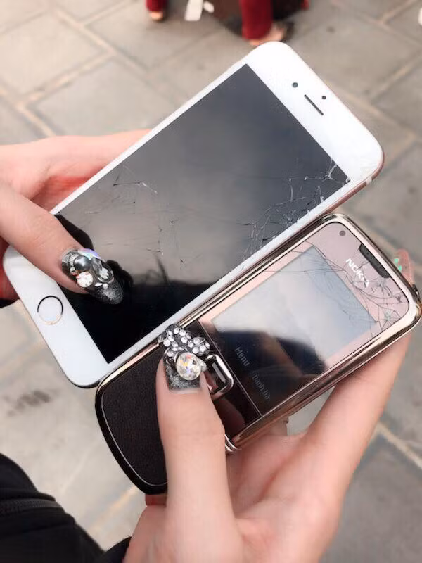 Vỡ màn hình là điều khá phổ biến với những chiếc điện thoại. Ảnh sử dụng trong bài: Sưu tầm Facebook.