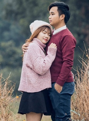 Theo bình luận của cộng đồng mạng, do chiều cao khiêm tốn mà nhân vật nam đã phải đứng hẳn lên một chiếc ghế cao chừng 30cm để có thể ôm trọn người yêu mình vào ngực để có bức ảnh lãng mạng.