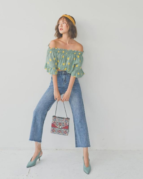 Hải Tú sở hữu gương mặt xinh không phải bàn cãi. Nét đẹp mong manh tựa nữ thần mà cô nàng hot girl Việt này có được không chỉ nhờ gương mặt đẹp mà một phần lớn đến từ vóc dáng mảnh mai của cô nàng này.