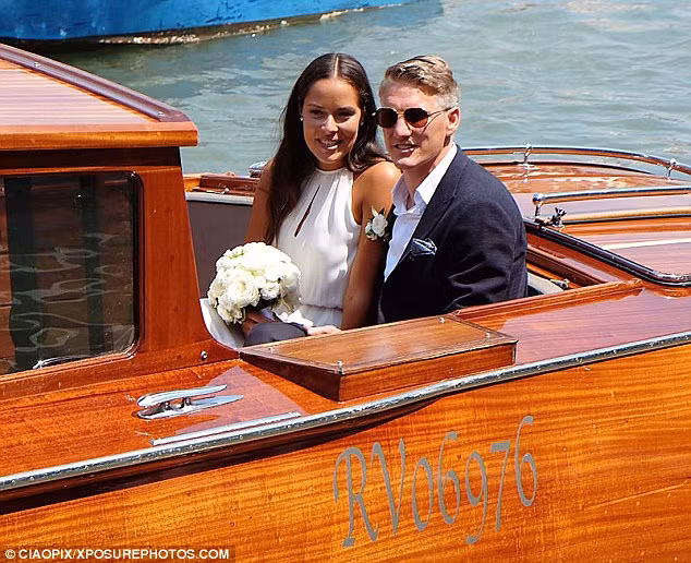 Ivanovic và Schweinsteiger chụp ảnh trước khi khởi hành chuyến du lịch dọc kênh đào Venice.