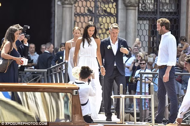 Mặc dù là một người nổi tiếng trong giới thể thao, thế nhưng cặp đôi Bastian Schweinsteiger và Ana Ivanovic không mời quá nhiều quan khách mà chủ yếu chỉ có gia đình hai bên.