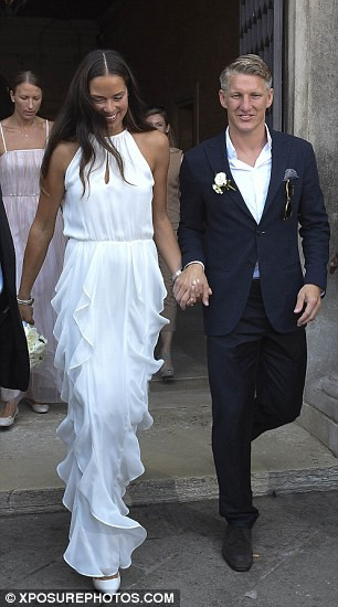 Trong bộ vest xanh bảnh bao, chàng đội trưởng ĐT Đức trong vô cùng lịch lãm. Còn Ana Ivanovic mặc chiếc váy trắng vô cùng quyến rũ. 