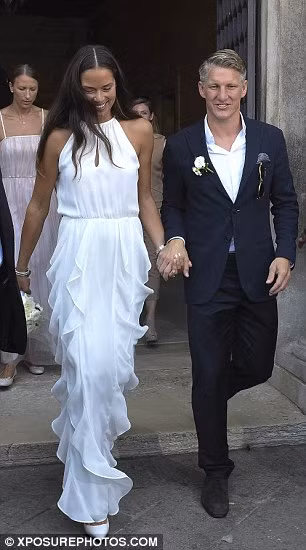 Trong bộ vest xanh bảnh bao, chàng đội trưởng ĐT Đức trong vô cùng lịch lãm. Còn Ana Ivanovic mặc chiếc váy trắng vô cùng quyến rũ. 