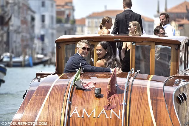 Họ quay lại chào những quan khách đến dự đám cưới nhỏ của mình.