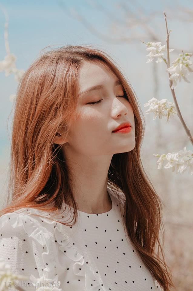 Mải mê chiêm ngưỡng nhan sắc ấy dân tình đã quên đi mất mục đích chính của mình là mua hàng. Thay vào đó là họ lại tiếp tục đi tìm nickname và trang cá nhân của cô nàng này.