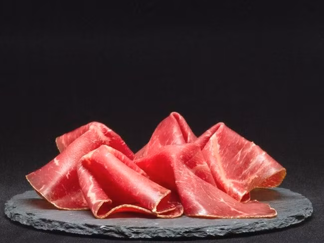 Ăn nhiều protein hơn: tuy nhiên điều này không có nghĩa là bạn cần phải cắt hoàn toàn tinh bột và chất béo trong khẩu phần ăn hằng ngày. Tăng hàm lượng protein trong khẩu phần ăn đồng nghĩa với việc cơ thể cần một lượng lớn năng lượng để tiêu hóa, do đó thúc đẩy quá trình trao đổi chất. Ngoài ra, protein khiến bạn nhanh cảm thấy no hơn, giúp giảm tổng lượng calo cần nạp vào cơ thể.