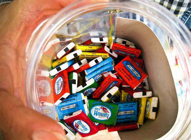 Nhớ mãi thời đi học, cứ thi nhau ăn kẹo cao su để thổi bóng, cả một hàng đứng đọ nhau xe ai to hơn để rồi nổ đến bùm khiến tóc tai mặt mũi nhoe nhoét đầy cao su.